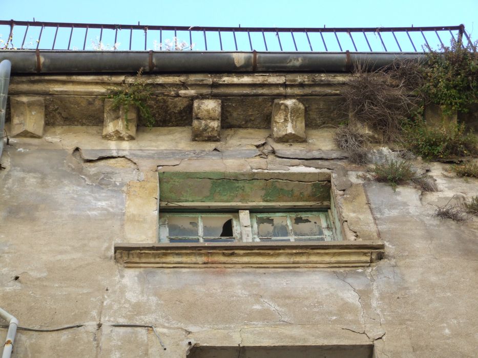 Le 7 rue Benjamin-Crémieux. Façade sur rue. Modillons médiévaux.