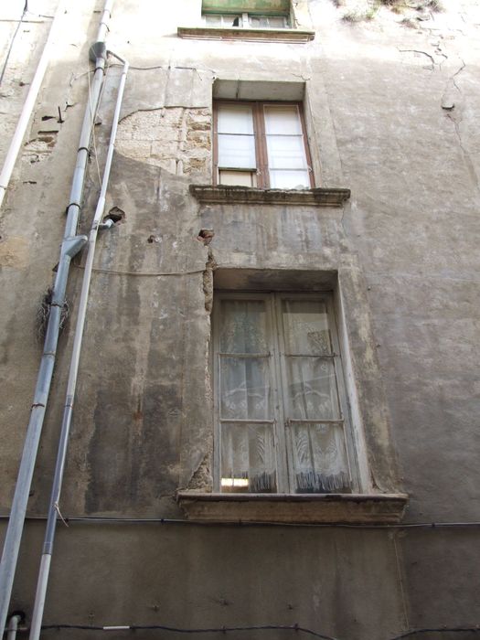 Le 7 rue Benjamin-Crémieux. Façade sur rue. Sous l'enduit, les arcs brisés sont visibles.