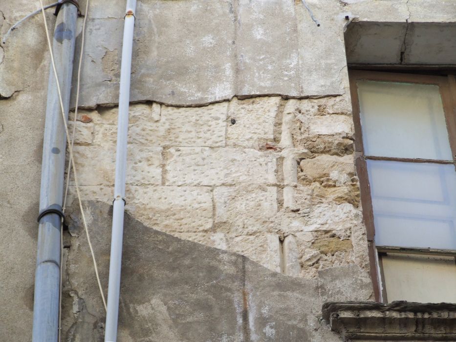 Le 7 rue Benjamin-Crémieux. Façade sur rue. Sous l'enduit, les arcs brisés sont visibles.