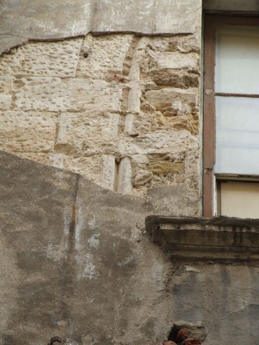 Le 7 rue Benjamin-Crémieux. Façade sur rue. Sous l'enduit, les arcs brisés sont visibles.