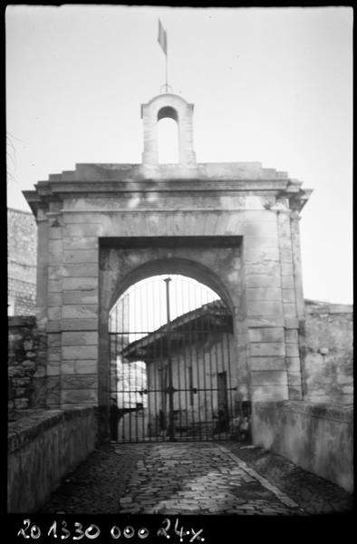 Porte d'entrée.