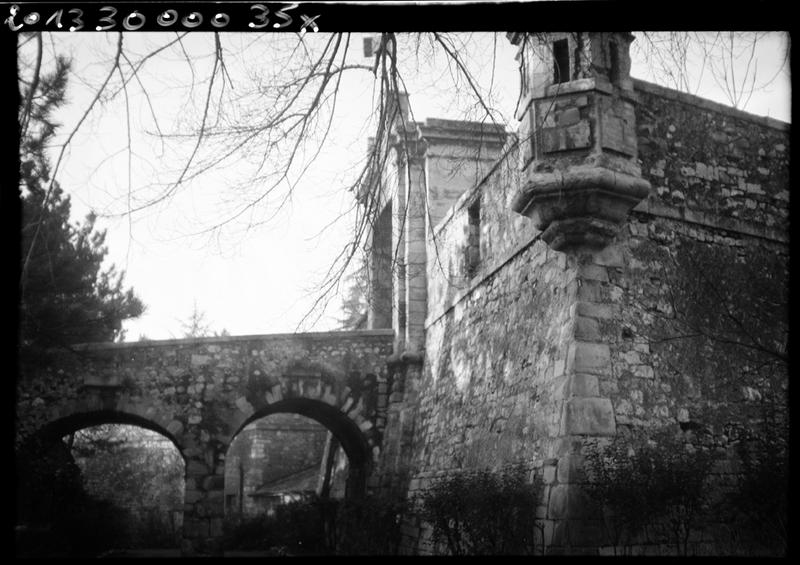 Pont d'accès ; porte d'entrée ; échauguette est ; remparts.