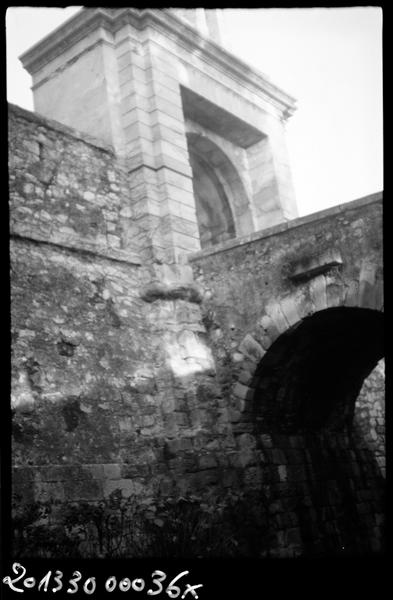 Pont d'accès ; porte d'entrée ; remparts.