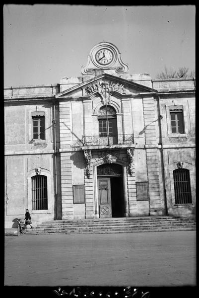 Façade, travée centrale.