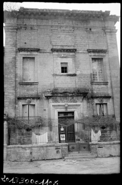 Pavillon, entrée sur la place.