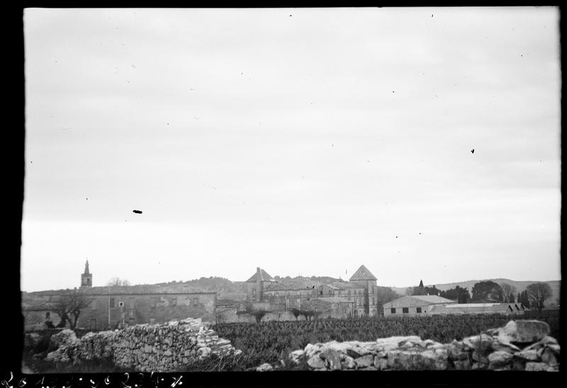 Vue d'ensemble depuis l'est du village, façade nord-est.