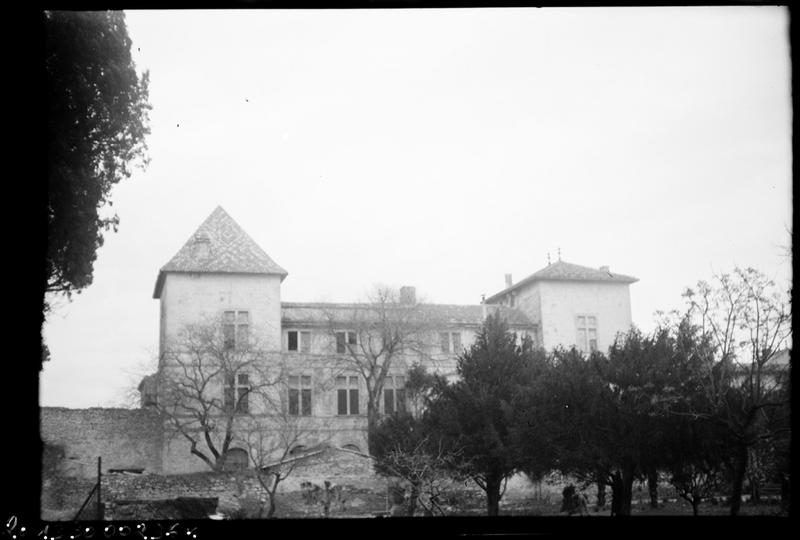 Vue d'ensemble de la façade ouest sur jardin.