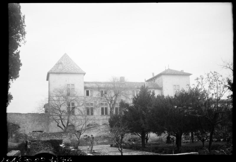 Vue d'ensemble de la façade ouest sur jardin avec le Rhôny en partie canalisé.