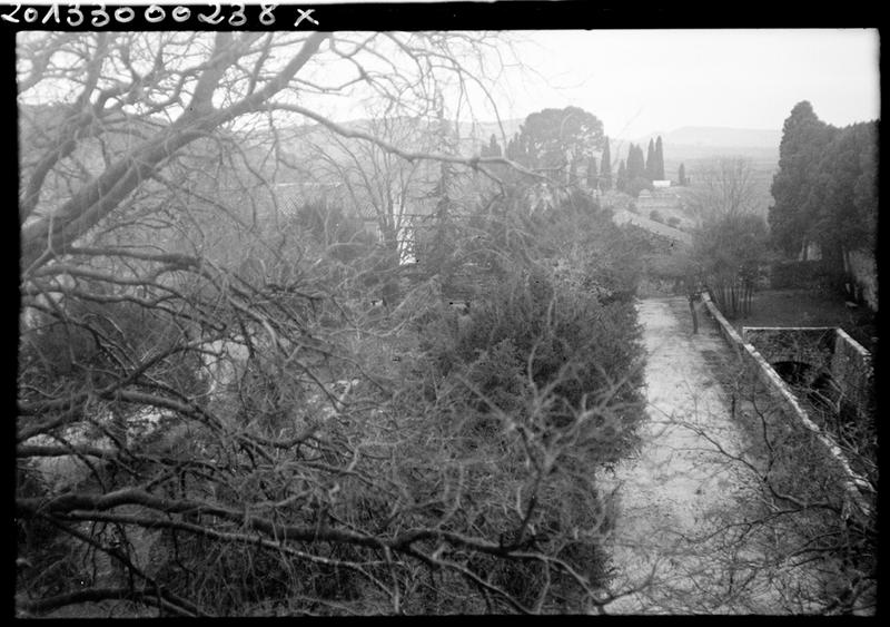 Jardin ouest vu depuis le château avec le Rhôny en partie canalisé.