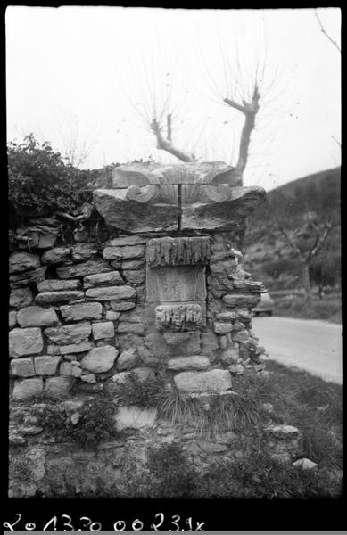 Ancien parc, restes de l'ancien nymphée sur la route de Clarensac.