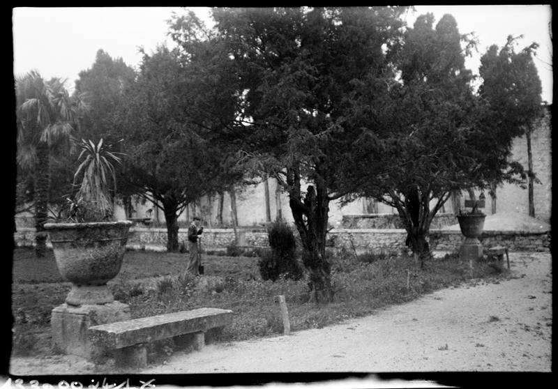 Jardin ouest, vases et bancs en pierre.