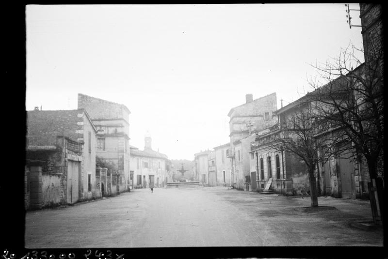 Avant-cour, vue depuis le château.