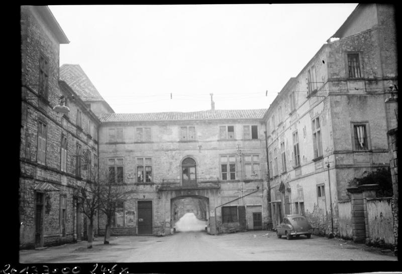 Ancienne cour intérieure devenue place publique ; bâtiment principal et les deux ailes.