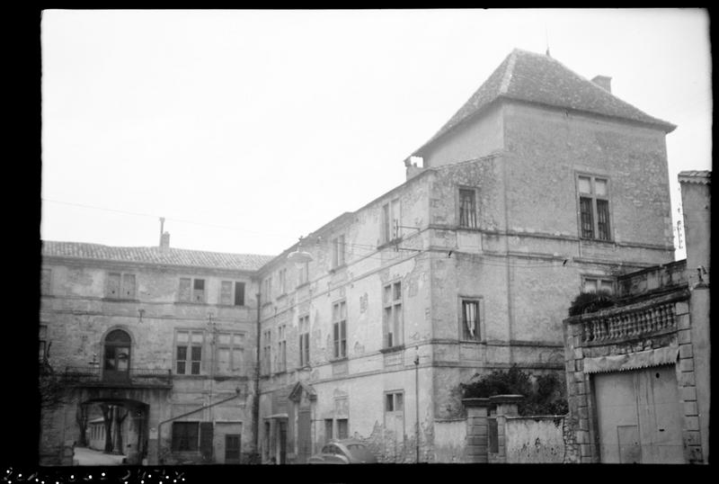 Ancienne cour intérieure devenue place publique ; aile est.