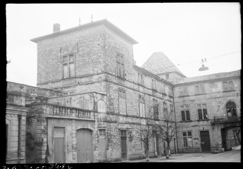 Ancienne cour intérieure devenue place publique ; aile ouest.