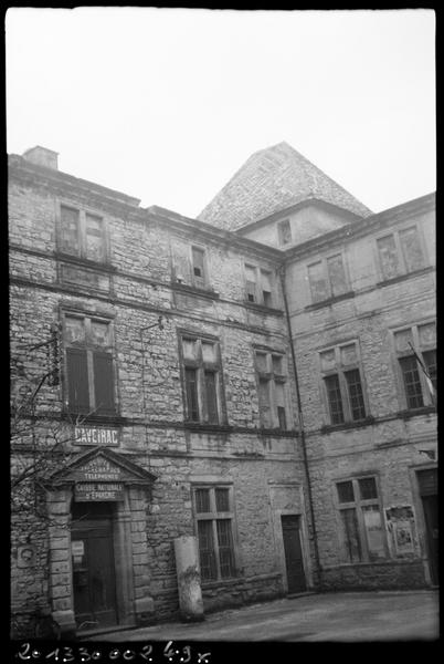 Ancienne cour intérieure devenue place publique ; angle ouest.