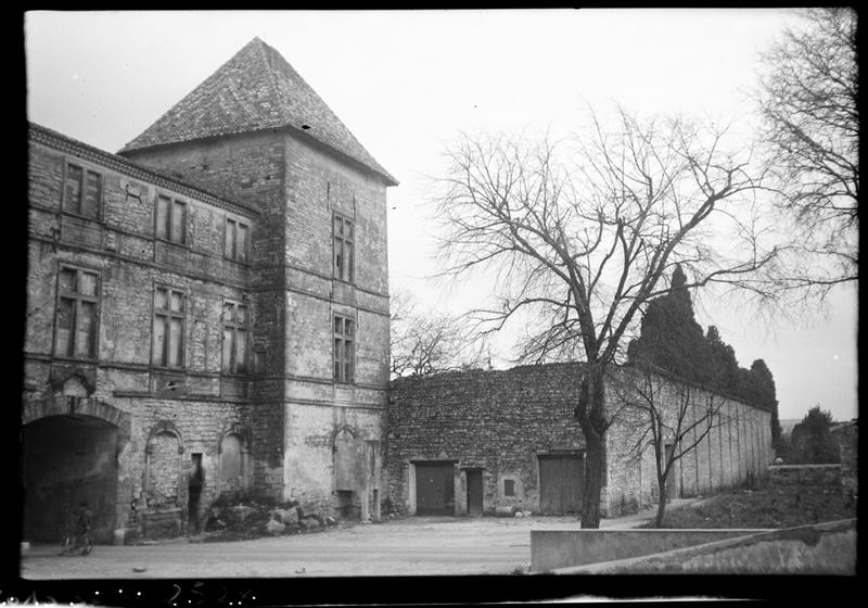 Façade sur l'ancien parc ; bâtiment central et mur du jardin ouest.