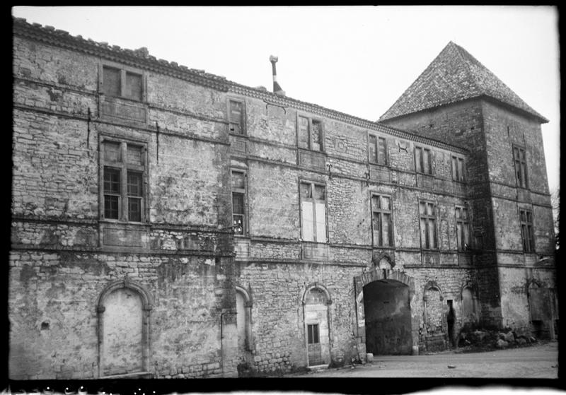 Façade sur l'ancien parc ; bâtiment central et rue.