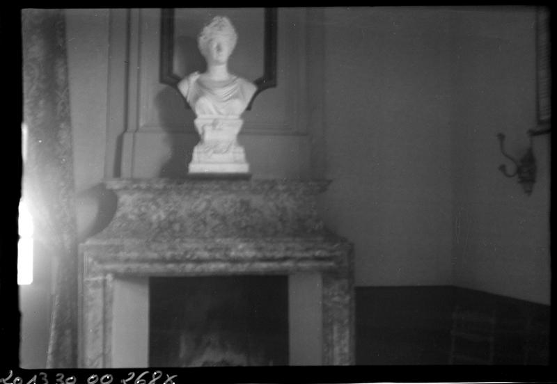 Intérieur ; chemniée et buste sculpté.