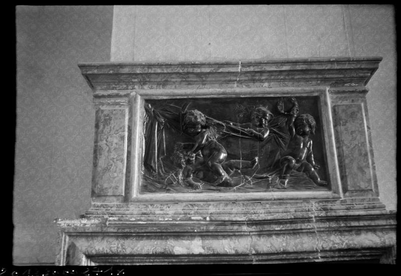 Intérieur ; chemniée à bas-relief.