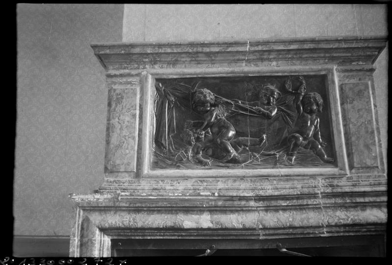 Intérieur ; chemniée à bas-relief.