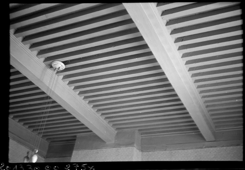 Intérieur ; plafond en bois.