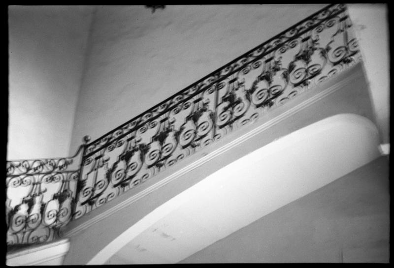 Intérieur ; escalier à balustre en fer.