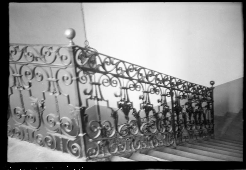 Intérieur ; escalier à balustre en fer.