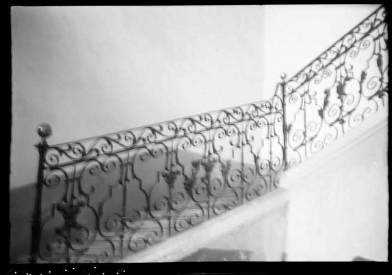 Intérieur ; escalier à balustre en fer.