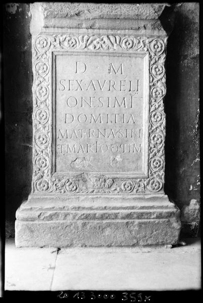 Stèle funéraire (cippe) de l'époque gallo-romaine remployée pour le bénitier. - © Monuments historiques