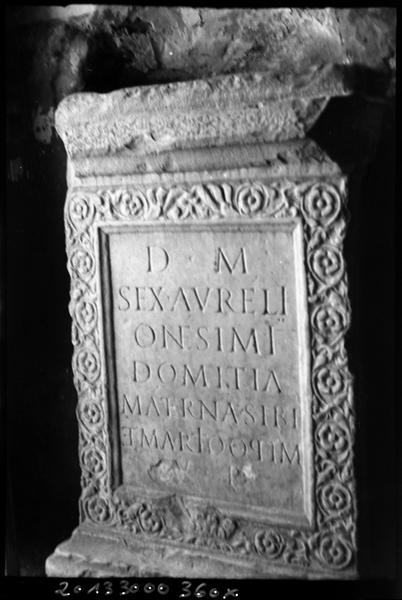Stèle funéraire (cippe) de l'époque gallo-romaine remployée pour le bénitier. - © Monuments historiques