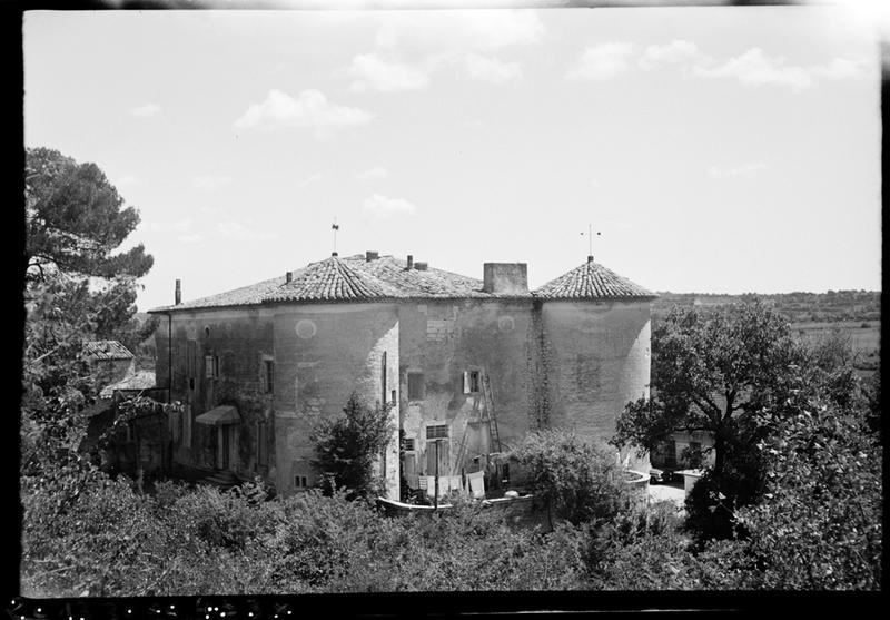 Vue d'ensemble des façades arrière et latérale.