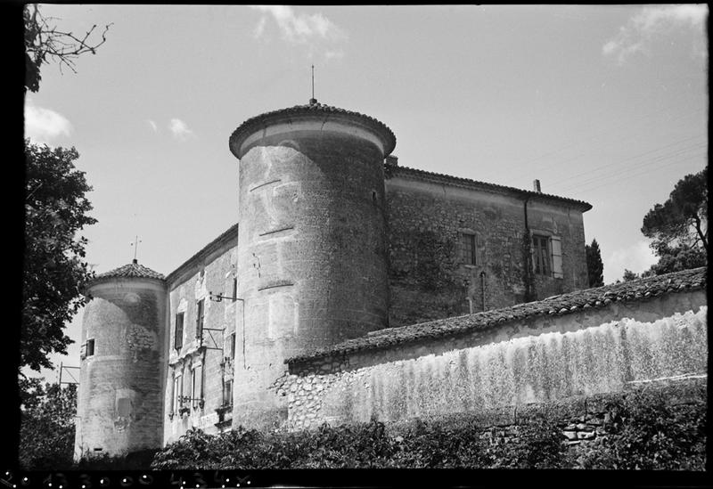 Vue de la façade principale et de la façade latérale.