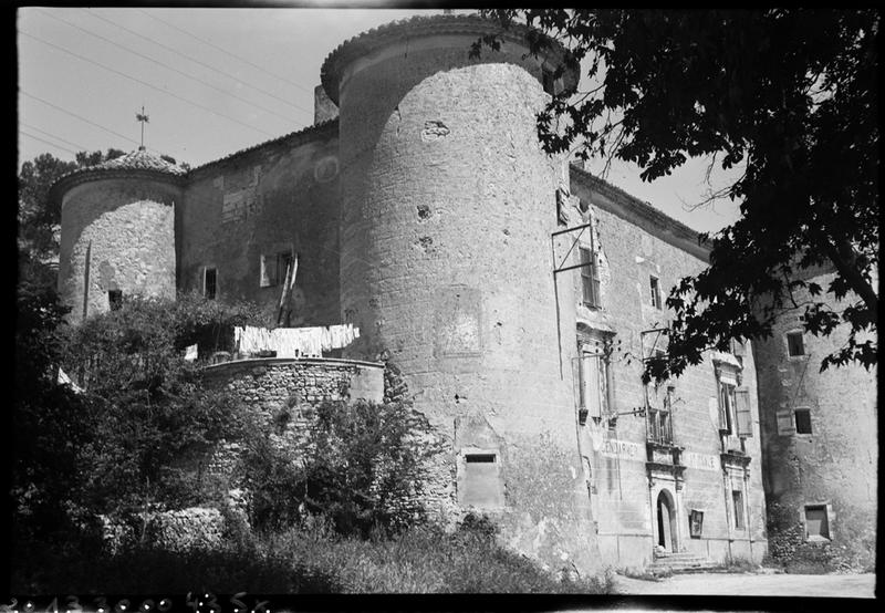 Vue de la façade principale et de la façade latérale.