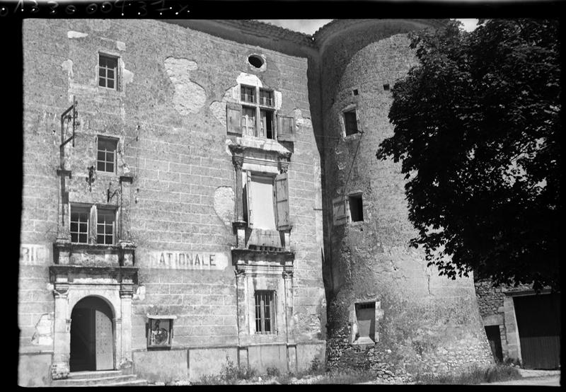 Façade principale et tour d'angle.