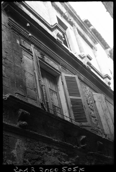 Vue de la façade sur la rue Carnot.