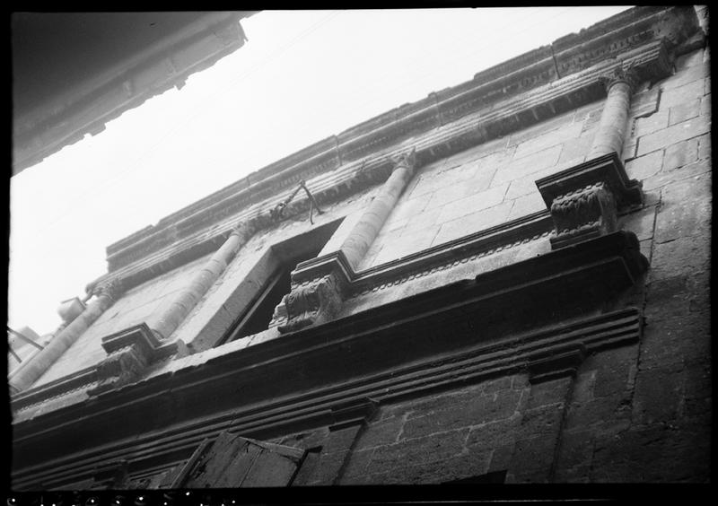 Vue de la façade sur la rue Carnot, colonnes sur consoles.