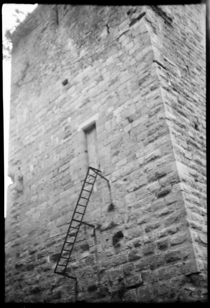 Mur ouest : porte récente au 1er niveau.