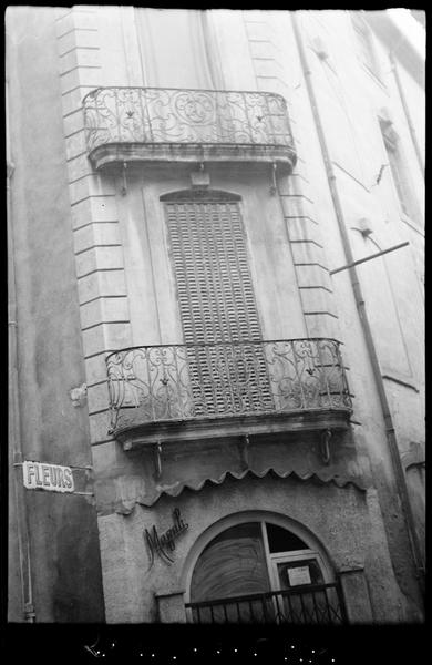 Deux balcons superposés en fer forgé sur le pan coupé à l'angle de la rue des Orangers et la rue Xavier-Sigalon.