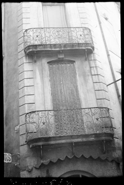 Deux balcons superposés en fer forgé sur le pan coupé à l'angle de la rue des Orangers et la rue Xavier-Sigalon.