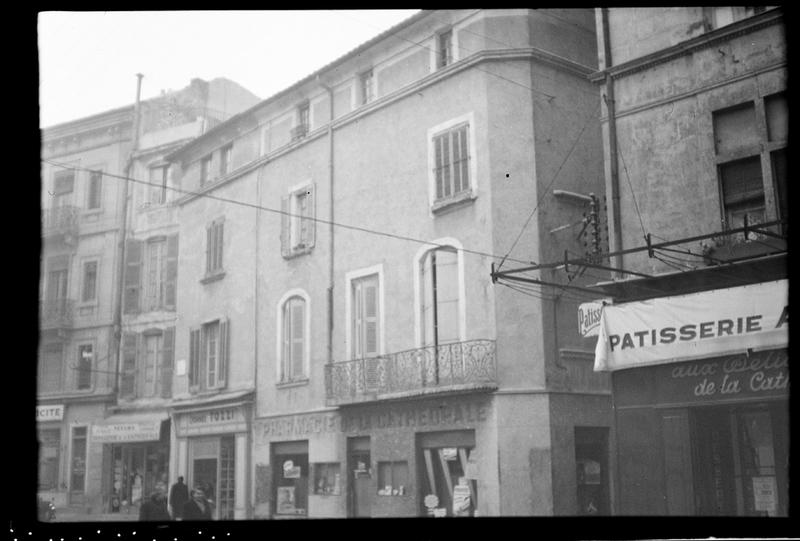 Vue d'ensemble de la façade sur la place.