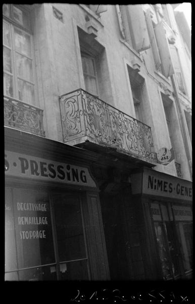 Balcon en fer forgé au premier étage sur rue.