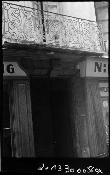 Balcon en fer forgé au premier étage sur rue.