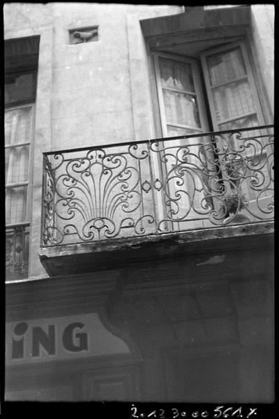 Balcon en fer forgé au premier étage sur rue.