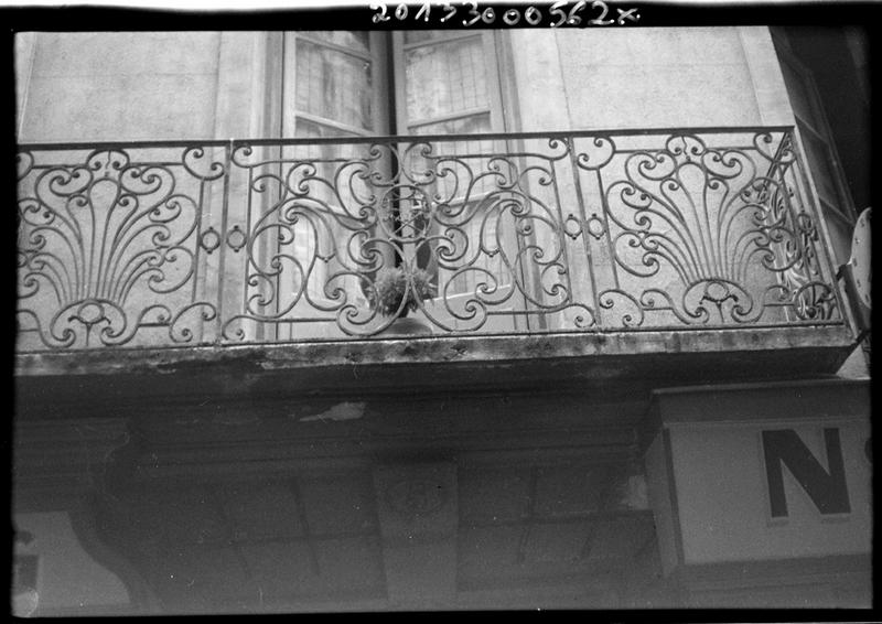 Balcon en fer forgé au premier étage sur rue.