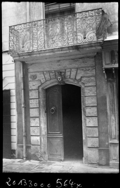 Portail sur rue et balcon en fer forgé qui le surmonte.