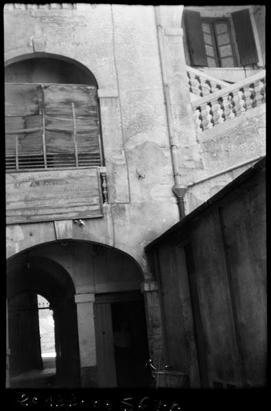 Façade sur la deuxième cour comprenant un escalier avec galeries.