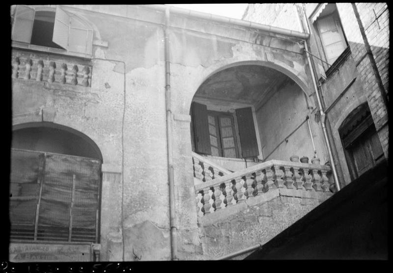 Façades sur la deuxième cour comprenant un escalier avec galeries.