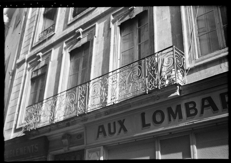 Façade sur la rue des Lombards ; balcon en fer forgé.