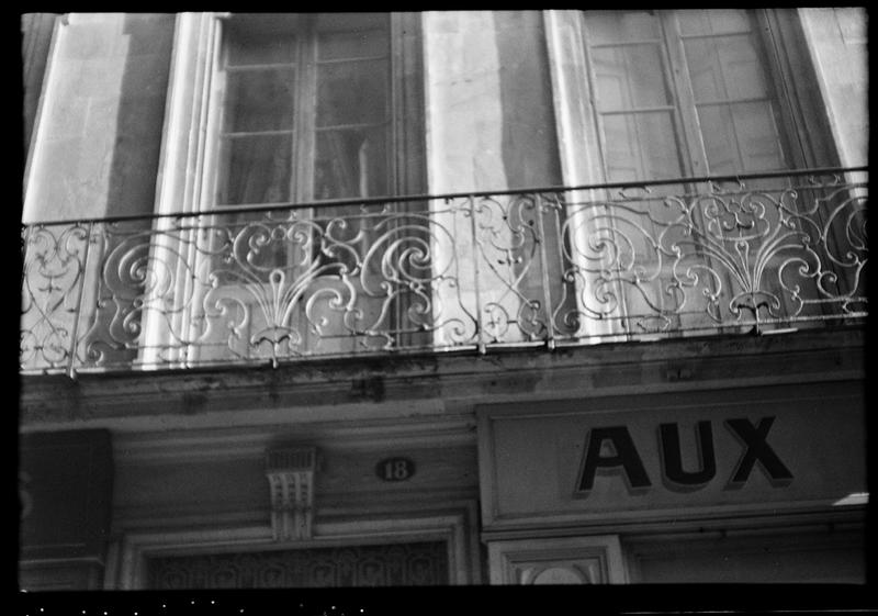 Façade sur la rue des Lombards ; balcon en fer forgé.